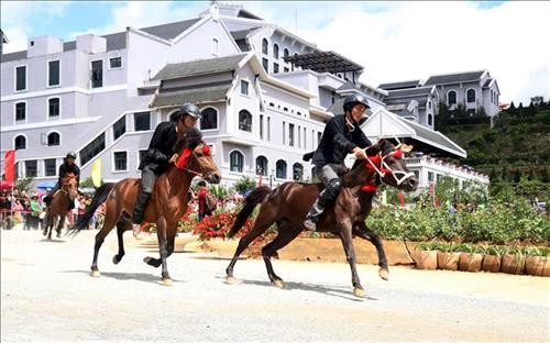 Các nài ngựa thi đấu trong ngày khai mạc. Ảnh: Quốc Khánh - TTXVN Các nài ngựa thi đấu trong ngày khai mạc. Ảnh: Quốc Khánh - TTXVN