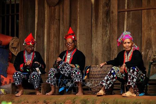 Trang phục của phụ nữa ngành Dao đỏ mang nhiều màu sắc. Ảnh: Phan Tuấn Anh – TTXVN Các già làng, trưởng họ dân tộc Dao đỏ ở bản Huổi Sâu, xã Pa Tần, huyện Nậm Pồ. Ảnh: Phan Tuấn Anh – TTXVN Một lớp học của con em đồng bào dân tộc Dao đỏ ở bản Huổi Sâu, xã Pa Tần, huyện Nậm Pồ. Ảnh: Phan Tuấn Anh – TTXVN Những phụ nữ Dao đỏ trong trang phục truyền thống. Ảnh: Phan Tuấn Anh – TTXVN Một góc bản làng của đồng bào Dao đỏ xã Huổi Sâu, huyện Nậm Pồ. Ảnh: Phan Tuấn Anh – TTXVN Cuộc sống thường ngày của đồng bào Dao đỏ. Ảnh: Phan Tuấn Anh – TTXVN Trang sức của dân tộc Dao, ngành Dao đỏ. Ảnh: Phan Tuấn Anh – TTXVN Trang phục của phụ nữa ngành Dao đỏ mang nhiều màu sắc. Ảnh: Phan Tuấn Anh – TTXVN Các già làng, trưởng họ dân tộc Dao đỏ ở bản Huổi Sâu, xã Pa Tần, huyện Nậm Pồ. Ảnh: Phan Tuấn Anh – TTXVN Một lớp học của con em đồng bào dân tộc Dao đỏ ở bản Huổi Sâu, xã Pa Tần, huyện Nậm Pồ. Ảnh: Phan Tuấn Anh – TTXVN Những phụ nữ Dao đỏ trong trang phục truyền thống. Ảnh: Phan Tuấn Anh – TTXVN Một góc bản làng của đồng bào Dao đỏ xã Huổi Sâu, huyện Nậm Pồ. Ảnh: Phan Tuấn Anh – TTXVN Cuộc sống thường ngày của đồng bào Dao đỏ. Ảnh: Phan Tuấn Anh – TTXVN Trang sức của dân tộc Dao, ngành Dao đỏ. Ảnh: Phan Tuấn Anh – TTXVN