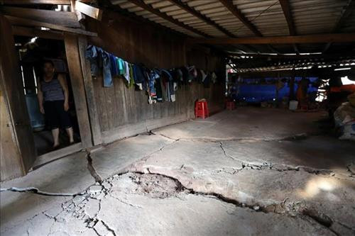 Nhiều vết nứt gãy xuất hiện trong nhà chị Thào Thị Pà, bản Tìa Dình C. Ảnh: Phan Tuấn Anh – TTXVN Nhiều vết nứt gãy xuất hiện trong nhà chị Thào Thị Pà, bản Tìa Dình C. Ảnh: Phan Tuấn Anh – TTXVN