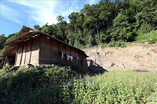 Một căn nhà nằm trên cung sạt trượt nguy hiểm. Ảnh: Phan Tuấn Anh – TTXVN Một căn nhà nằm trên cung sạt trượt nguy hiểm. Ảnh: Phan Tuấn Anh – TTXVN