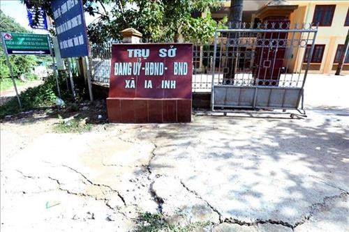 Nhiều vết nứt gãy xuất hiện ngay trước cổng UBND xã Tìa Dình. Ảnh: Phan Tuấn Anh – TTXVN Nhiều vết nứt gãy xuất hiện ngay trước cổng UBND xã Tìa Dình. Ảnh: Phan Tuấn Anh – TTXVN
