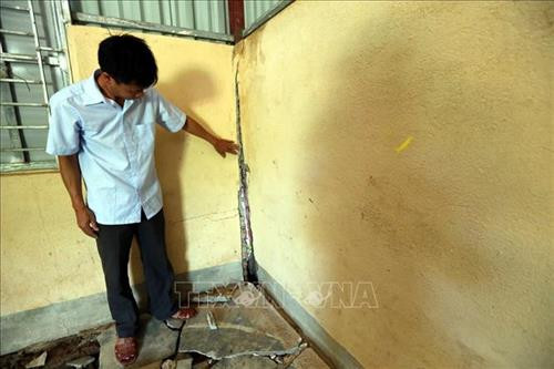 Nhiều vết nứt gãy trong một lớp học của trường PTDT bán trú Tiểu học Tìa Dình do nền bị lún sụt, khiến các em học sinh không thể học tập. Ảnh: Phan Tuấn Anh – TTXVN Nhiều vết nứt gãy trong một lớp học của trường PTDT bán trú Tiểu học Tìa Dình do nền bị lún sụt, khiến các em học sinh không thể học tập. Ảnh: Phan Tuấn Anh – TTXVN