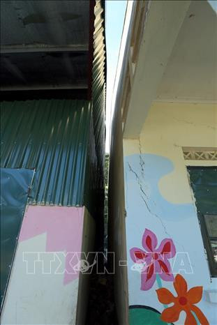 Do nền bị lún, nhiều lớp học bị nghiêng, ảnh hưởng đến học tập của học sinh. Ảnh: Phan Tuấn Anh – TTXVN Do nền bị lún, nhiều lớp học bị nghiêng, ảnh hưởng đến học tập của học sinh. Ảnh: Phan Tuấn Anh – TTXVN