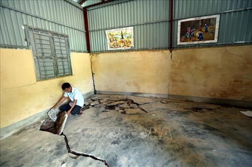 Nhiều vết nứt gãy trong một lớp học của trường PTDT bán trú Tiểu học Tìa Dình do nền bị lún sụt, khiến các em học sinh không thể học tập. Ảnh: Phan Tuấn Anh – TTXVN Nhiều vết nứt gãy trong một lớp học của trường PTDT bán trú Tiểu học Tìa Dình do nền bị lún sụt, khiến các em học sinh không thể học tập. Ảnh: Phan Tuấn Anh – TTXVN