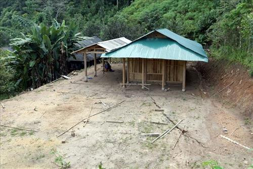 Một căn nhà vừa được dựng mới nhưng người dân không thể ở do nằm trong cung sạt lở đất. Ảnh: Phan Tuấn Anh – TTXVN Một căn nhà vừa được dựng mới nhưng người dân không thể ở do nằm trong cung sạt lở đất. Ảnh: Phan Tuấn Anh – TTXVN