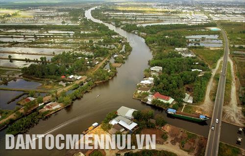 Kênh xáng Xẻo Rô rộng khoảng 100m, dài hơn 30Km nối sông Trẹm (Cà Mau) và sông Cái Lớn (Kiên Giang) song hành với Quốc lộ 63 cắt qua Miệt Thứ, nhìn từ địa phận tỉnh Cà Mau