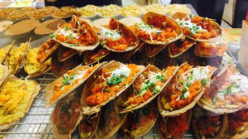 Món bánh "Thai Tacos" nhiều mầu sắc với phần đế bánh giòn rụm. Bên trên là các loại nhân bánh, như: Xoài, kem dừa hoặc tôm khô kết hợp với hành lá và một chút dừa bào. Món bánh "Thai Tacos" nhiều mầu sắc với phần đế bánh giòn rụm. Bên trên là các loại nhân bánh, như: Xoài, kem dừa hoặc tôm khô kết hợp với hành lá và một chút dừa bào.