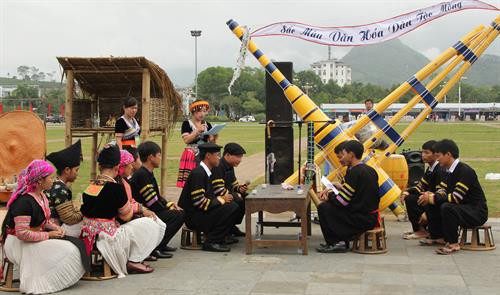 Nghi thức Xin dâu của người Mông của huyện Sìn Hồ (Lai Châu) trong Ngày hội văn hóa các dân tộc ở Lai Châu. Ảnh: Quang Duy