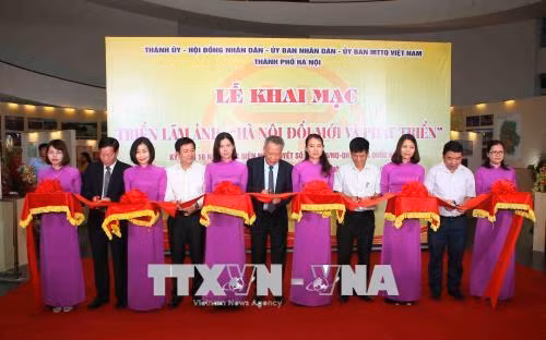 Lễ cắt băng khai mạc triển lãm. Ảnh: Thanh Tùng-TTXVN