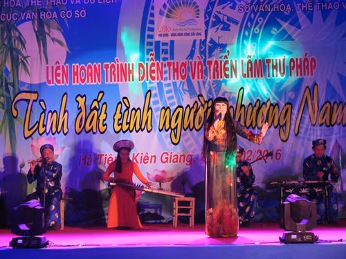 Mở màn đêm thơ là phần trình diễn của đoàn CLB thơ văn thành phố Hồ Chí Minh