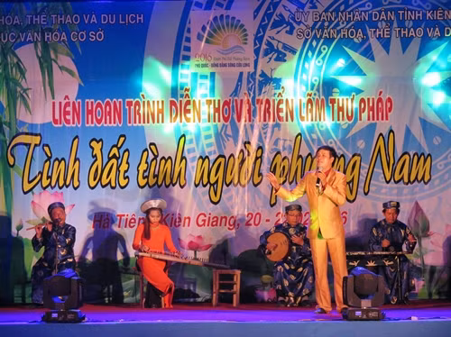 Thể loại trình diễn phong phú như ngâm thơ, đọc thơ, hò, vè,..