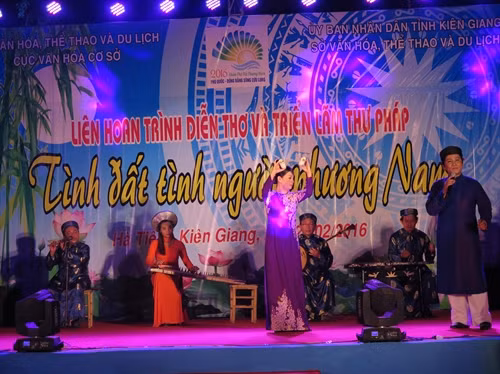 Một tiết mục trong Liên hoan trình diễn thơ và triển lãm thư pháp: “Tình đất, tình người phương Nam”