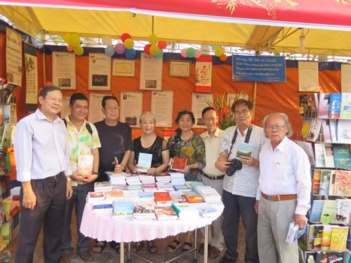 Các tác giả của CLB Sài Gòn Thi hội đến từ thành phố HCM giới thiệu các tập thơ và chụp ảnh lưu niệm với người yêu thơ