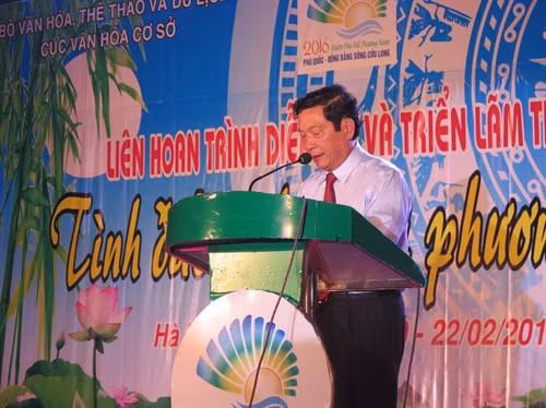 Ông Huỳnh Vĩnh Ái, thứ trưởng Bộ Văn hóa Thể thao và Du lịch phát biểu khai mạc Liên hoan trình diễn thơ và triển lãm thư pháp.