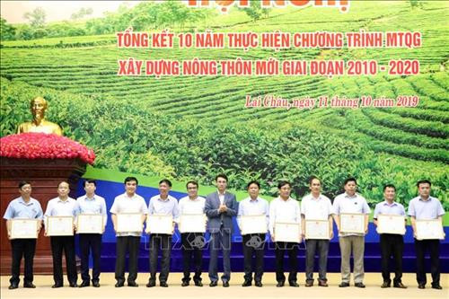 Ông Hà Trọng Hải, Phó Chủ tịch UBND tỉnh Lai Châu trao Bằng khen của Chủ tịch UBND tỉnh Lai Châu cho các tập thể và cá nhân có thành tích xuất sắc trong phong trào thi đua “Cả nước chung sức xây dựng nông thôn mới” trên địa bàn tỉnh Lai Châu giai đoạn 2011-2020. Ảnh: Công Tuyên-TTXVN Ông Hà Trọng Hải, Phó Chủ tịch UBND tỉnh Lai Châu trao Bằng khen của Chủ tịch UBND tỉnh Lai Châu cho các tập thể và cá nhân có thành tích xuất sắc trong phong trào thi đua “Cả nước chung sức xây dựng nông thôn mới” trên địa bàn tỉnh Lai Châu giai đoạn 2011-2020. Ảnh: Công Tuyên-TTXVN