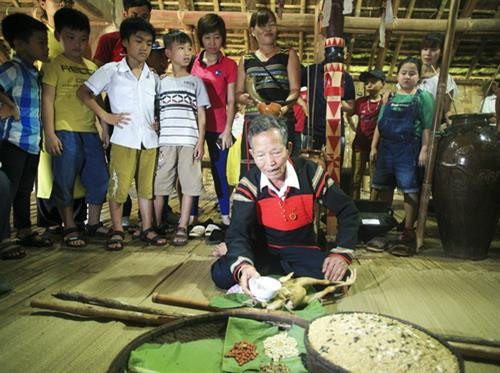 Chủ lễ thực hiện nghi thức cúng tại ché rượu cần. Mâm cúng trong Lễ cúng giống lúa. Nghi thức cúng tại mâm lễ.