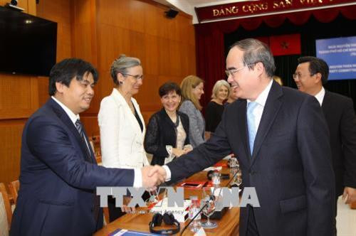 Bí thư Thành uỷ Thành phố Hồ Chí Minh Nguyễn Thiện Nhân với các Đại sứ EU tại Việt Nam. Ảnh: Thanh Vũ - TTXVN