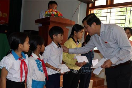 Đại biểu Quốc hội đơn vị Quảng Nam tặng quà cho các em học sinh và các hộ gia đình có hoàn cảnh khó khăn huyện Nam Trà My. Ảnh: Trần Tĩnh – TTXVN Đại biểu Quốc hội đơn vị Quảng Nam tặng quà cho các em học sinh và các hộ gia đình có hoàn cảnh khó khăn huyện Nam Trà My. Ảnh: Trần Tĩnh – TTXVN