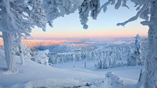 Có khoảng 400.000 người đến thăm quan tại ngôi làng của ông già tuyết Santa Claus ở Rovaniemi, Lapland mỗi năm. Theo truyền thuyết, ông già Noel đầu tiên sống trên núi Korvatunturi, cao 483 m nằm ở phía đông Lapland. Người dân nơi đây truyền tai nhau vì dãy núi mang hình dáng của cái tai nên ông già Noel có thể lắng nghe được mọi mong ước của trẻ em trên khắp thế giới. Chưa trang trí Noel, những ngôi nhà ở khu làng vẫn tuyệt đẹp nhờ Tuyết phủ trắng xóa quanh nhà. Khu làng ở trên cao như trong truyện cổ tích. Những ánh nắng hiếm hoi của vùng đất phủ đầy Tuyết trắng. Những chú tuần lộc nằm giữa đường thưởng thức tuyết. Tuần lộc được nuôi khá nhiều nơi đây. Về đêm, quê hương của ông già Noel cũng đượm một màu tuyệt đẹp của xứ sở thần tiên. Tuyết phủ trắng cảnh vật nơi đây Có khoảng 400.000 người đến thăm quan tại ngôi làng của ông già tuyết Santa Claus ở Rovaniemi, Lapland mỗi năm. Theo truyền thuyết, ông già Noel đầu tiên sống trên núi Korvatunturi, cao 483 m nằm ở phía đông Lapland. Người dân nơi đây truyền tai nhau vì dãy núi mang hình dáng của cái tai nên ông già Noel có thể lắng nghe được mọi mong ước của trẻ em trên khắp thế giới. Chưa trang trí Noel, những ngôi nhà ở khu làng vẫn tuyệt đẹp nhờ Tuyết phủ trắng xóa quanh nhà. Khu làng ở trên cao như trong truyện cổ tích. Những ánh nắng hiếm hoi của vùng đất phủ đầy Tuyết trắng. Những chú tuần lộc nằm giữa đường thưởng thức tuyết. Tuần lộc được nuôi khá nhiều nơi đây. Về đêm, quê hương của ông già Noel cũng đượm một màu tuyệt đẹp của xứ sở thần tiên. Tuyết phủ trắng cảnh vật nơi đây