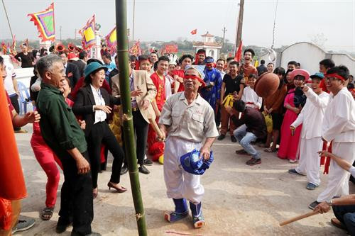 Các trò chơi diễn ta tại lễ hội Vua Hùng dạy dân cấy lúa. Ảnh: Trung Kiên - TTXVN