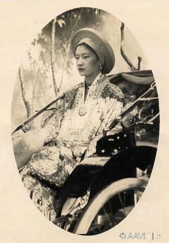 Nguyễn Hữu Thị Lan (trái), người sau này trở thành Nam Phương Hoàng Hậu được tiếp đón trên đèo Hải Vân trên đường ra kinh thành Huế làm lễ cưới với vua Bảo Đại, 1933. Quan chức Pháp xất hiện trong buổi tiếp đón Hoàng hậu tương lai của nhà Nguyễn ở Huế. Nam Phương Hoàng Hậu nhận đồ lễ từ các cung nữ trong Hoàng thành. Nam Phương Hoàng Hậu di chuyển trong Hoàng thành bằng xe kéo trong ngày thành hôn, tháng 3/1934. Bức chân dung của Nam Phương Hoàng Hậu Nam Phương Hoàng Hậu ở kinh thành Huế Chân dung nổi tiếng chụp trong ngày cưới của Nam Phương Hoàng Hậu. Vua Bảo Đại được rước bằng kiệu trong hôn lễ ở Hoàng thành. Ảnh: Aavh.org. Vua Bảo Đại xuống kiệu để gặp mặt Nam Phương Hoàng Hậu. Ảnh: Aavh.org. Nguyễn Hữu Thị Lan (trái), người sau này trở thành Nam Phương Hoàng Hậu được tiếp đón trên đèo Hải Vân trên đường ra kinh thành Huế làm lễ cưới với vua Bảo Đại, 1933. Quan chức Pháp xất hiện trong buổi tiếp đón Hoàng hậu tương lai của nhà Nguyễn ở Huế. Nam Phương Hoàng Hậu nhận đồ lễ từ các cung nữ trong Hoàng thành. Nam Phương Hoàng Hậu di chuyển trong Hoàng thành bằng xe kéo trong ngày thành hôn, tháng 3/1934. Bức chân dung của Nam Phương Hoàng Hậu Nam Phương Hoàng Hậu ở kinh thành Huế Chân dung nổi tiếng chụp trong ngày cưới của Nam Phương Hoàng Hậu. Vua Bảo Đại được rước bằng kiệu trong hôn lễ ở Hoàng thành. Ảnh: Aavh.org. Vua Bảo Đại xuống kiệu để gặp mặt Nam Phương Hoàng Hậu. Ảnh: Aavh.org.