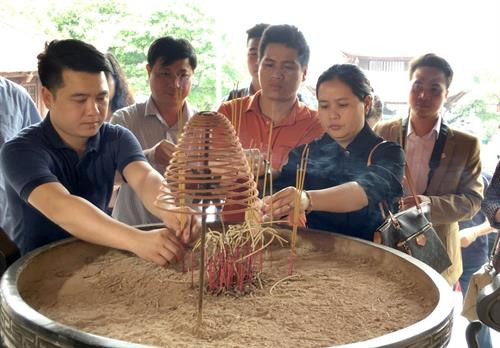 Các đại biểu dâng hương tại Đền Quốc tổ Lạc Long Quân. Ảnh: Trung Kiên - TTXVN Các đại biểu dâng hương tại Đền Quốc tổ Lạc Long Quân. Ảnh: Trung Kiên - TTXVN