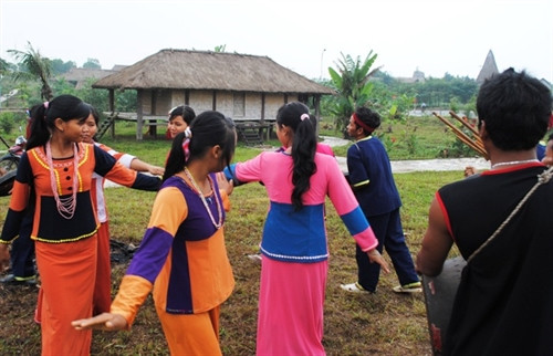 Những cô gái Raglai sặc sỡ trong trang phục truyền thống của dân tộc mình. Ảnh: Hà Tuấn