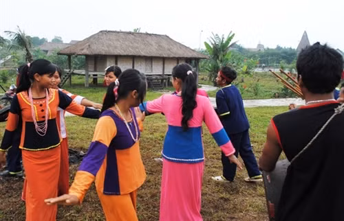 Những cô gái Raglai sặc sỡ trong trang phục truyền thống của dân tộc mình. Ảnh: Hà Tuấn