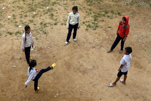 Các em vui chơi đá cầu trên sân trường