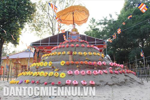 Đắp núi cát - nghi thức quan trọng trong Tết cổ truyền của đồng bào Khmer Nam bộ với sở nguyện cầu bình an, giải hạn, cầu siêu cho vong linh những người đã khuất... Ảnh: An Hiếu - Sơn Hên