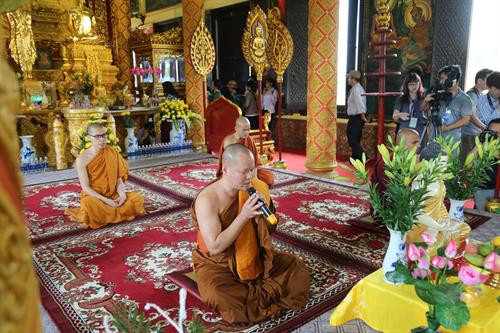 Ngày thứ hai mọi người dâng cơm cho các vị sư và được nghe chúc phúc, cầu an một năm mới tốt lành. Ảnh: Nam Sương