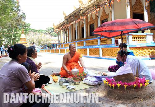 Đắp núi cát - nghi thức quan trọng trong Tết cổ truyền của đồng bào Khmer Nam bộ với sở nguyện cầu bình an, giải hạn, cầu siêu cho vong linh những người đã khuất... Ảnh: An Hiếu - Sơn Hên
