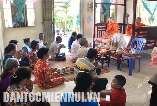 Lễ cầu siêu dịp Chôl Chnăm Thmây năm 2018 của đồng bào phật tử Khmer Nam Bộ. Ảnh: Sơn Hên