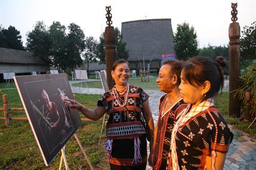 Đồng bào dân tộc tham quan triển lãm. Ảnh: Nam Sương