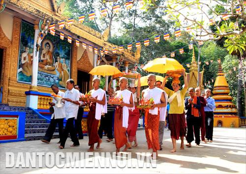 Nghi thức xuất gia dịp Chôl Chnăm Thmây năm 2018 của đồng bào phật tử Khmer tại tỉnh Sóc Trăng. Ảnh: Sơn Hên