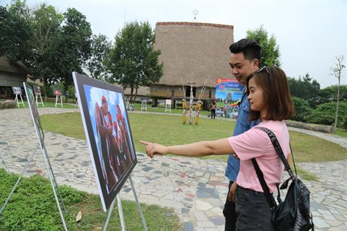 Triển lãm thu hút được sự quan tâm của các bạn trẻ. Ảnh: Nam Sương