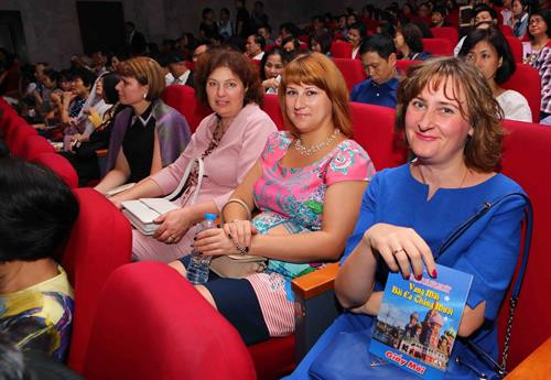 Các khách mời người Nga tại chương trình. Ảnh: Thành Đạt – TTXVN