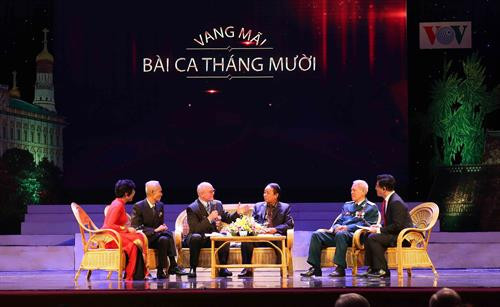 Ông Nikolai Kolesnik (lãnh đạo Hội cựu chiến binh Nga trong chiến tranh Việt Nam) giao lưu cùng những đồng đội cũ người Việt Nam. Ảnh: Thành Đạt – TTXVN