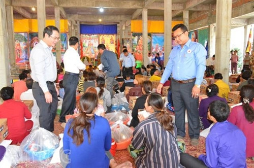 Cứu trợ bà con người Việt và người Campuchia bị hỏa hoạn ảnh 1