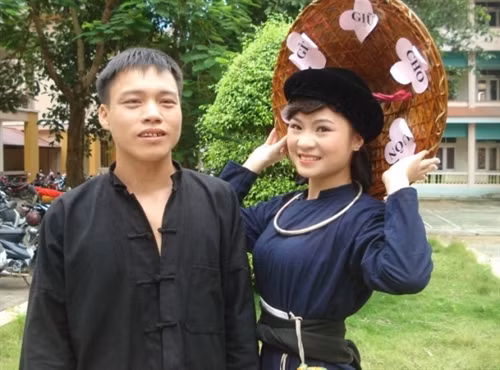 Trang phục nam, nữ dân tộc Tày.