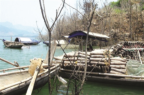 Những dụng cụ đồng bào dùng để đánh bắt thủy sản trên lòng hồ thủy điện Sơn La Nhờ thực hiện đúng kỹ thuật nuôi nên cá ở đây lớn rất nhanh, thịt chắc, bán được giá