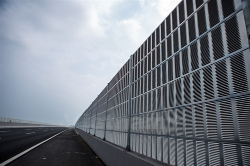 Hệ thống cách âm độc đáo được lắp đặt tại các tuyến cao tốc hiện đại trên thế giới lần đầu được sử dụng tại Việt Nam. Những tấm cách âm đặt dọc hai bên đường sẽ hút toàn bộ tiếng ồn của các phương tiện tránh ảnh hưởng đến người dân.