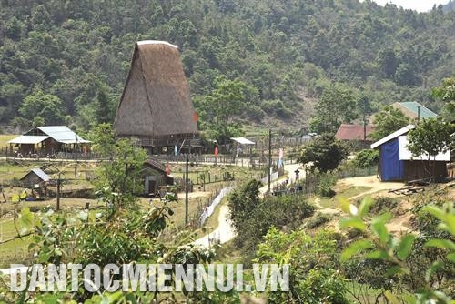 Nhà rông truyền thống của đồng bào dân tộc nằm ẩn mình giữa khu rừng nguyên sinh thuộc xã Đắk Long. Ảnh: Văn Phương