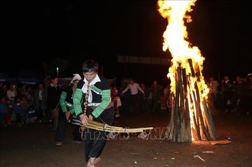 Đồng bào dân tộc Mông xã Nà Hẩu, huyện Văn Yên (Yên Bái) vui múa quanh lửa trại. Ảnh: Việt Dũng - TTXVN
