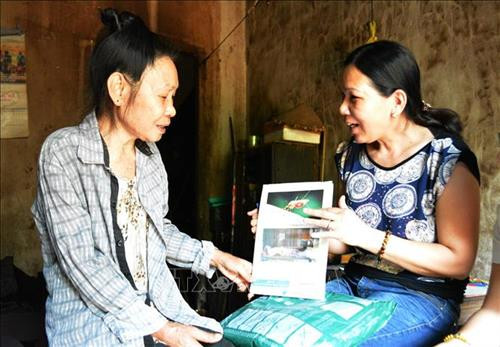 Cán bộ y tế xã Cư Huê, huyện Ea Kar, tỉnh Đắk Lắk tuyên truyền về phòng chống sốt rét. Ảnh: Tuấn Anh - TTXVN Cán bộ y tế xã Cư Huê, huyện Ea Kar, tỉnh Đắk Lắk tuyên truyền về phòng chống sốt rét. Ảnh: Tuấn Anh - TTXVN