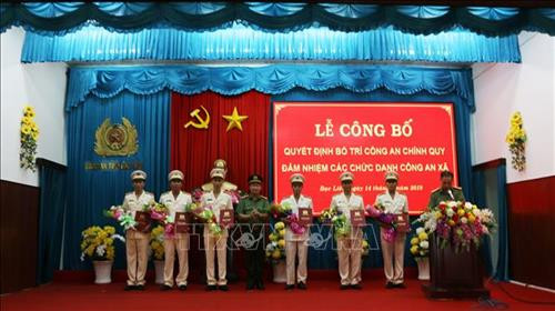 Giám đốc Công an tỉnh Bạc Liêu, Đại tá Lê Tấn Tới, trao quyết định bố trí nhiệm vụ cho Công an chính quy đảm nhiệm các chức danh Công an xã. Ảnh: Nhật Bình - TTXVN Giám đốc Công an tỉnh Bạc Liêu, Đại tá Lê Tấn Tới, trao quyết định bố trí nhiệm vụ cho Công an chính quy đảm nhiệm các chức danh Công an xã. Ảnh: Nhật Bình - TTXVN