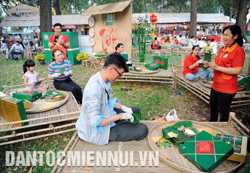 Người dân tham gia gói bánh chưng tại lễ hội Tết Việt