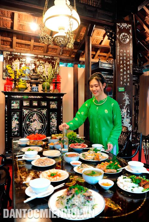 Mâm cỗ truyền thống ngày Tết ở Miền Nam được trưng bày tại lễ hội Tết Việt