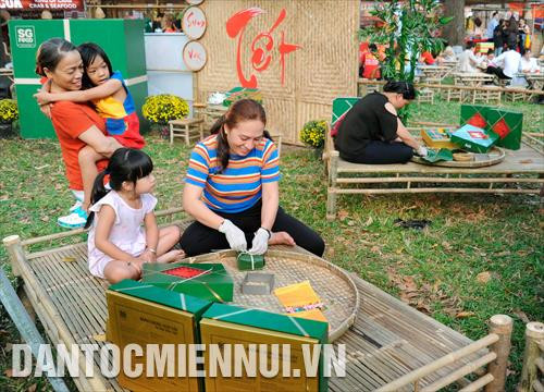 Người dân tham gia gói bánh chưng tại lễ hội Tết Việt
