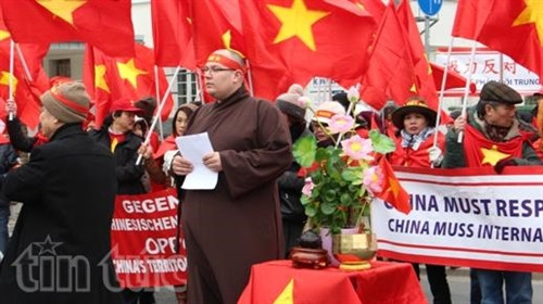 Người Việt tại Đức tuần hành phản đối Trung Quốc ảnh 2